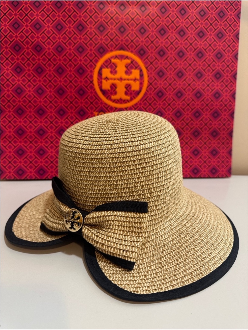 NEW✨NEW✨Tory Burch Tan and Black Sun Hat one size UPF
50+